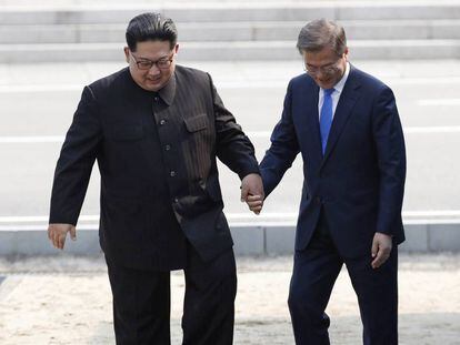 Kim Jong-un e Moon Jae-in durante a histórica cúpula entre as duas Coreias em abril.