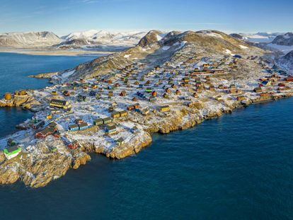 Vista da cidade de Ittoqqortoormiit, na costa leste da Groenlândia