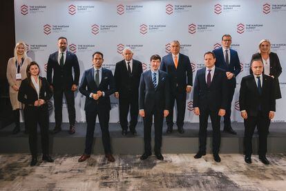 O presidente do Vox, Santiago Abascal (atrás, segundo à esquerda), participa de uma reunião em Varsóvia com os primeiros-ministros da Polônia e Hungria, entre outros dirigentes de ultradireita. 