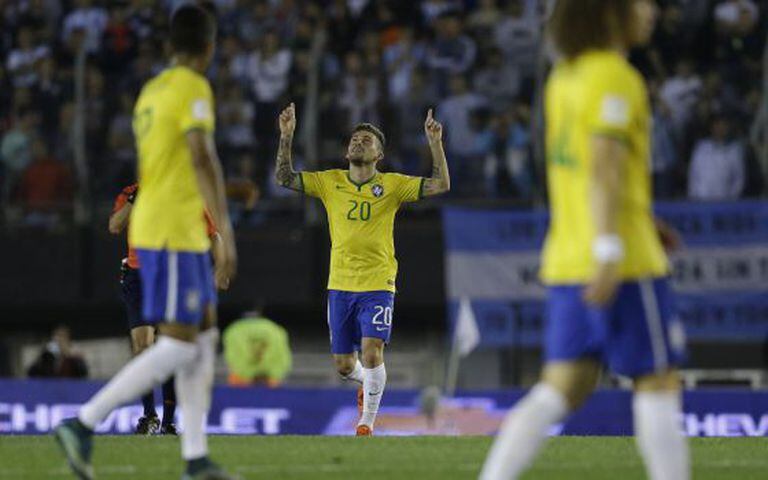 Lucas Lima comemora o gol contra a Argentina.