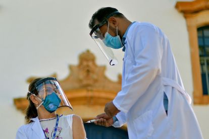Profissional da saúde recebe a primeira dose da coronavac na cidade de Mateus Leme, em Minas Gerais, nesta quarta-feira, 20 de janeiro.