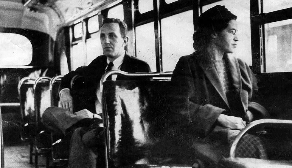 Rosa Parks em um ônibus de Montgomery.