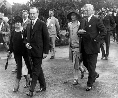 Calvin Coolidge (segundo à esquerda) foi o primeiro e único presidente de EUA a visitar Cuba, em 1928. Na imagem, ele aparece ao lado do então presidente cubano, Gerardo Machado y Morales (à direita), e as esposas de ambos.