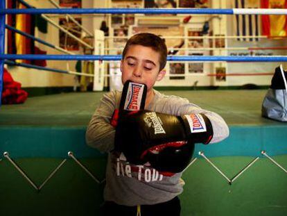 Izan Pérez, campeão da categoria das crianças menores do primeiro campeonato da Espanha de boxe sem contato, para meninos.