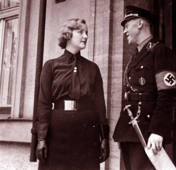 Unity Mitford com Fritz Stadelmann, auxiliar de Hitler, em Berlim, 1933.