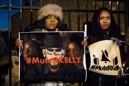 Ativistas do movimento #MuteRKelly (Silenciemos R. Kelly) em um protesto contra o cantor na porta de seu estúdio em Chicago, em 2019.