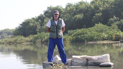 O biólogo Mario Moscatelli, nas aguas poluídas da lagoa da Tijuca.