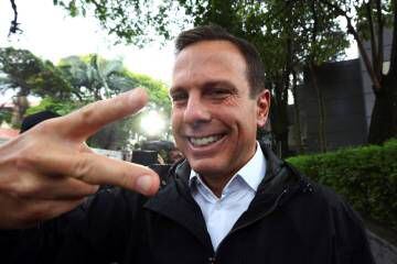 João Doria, eleito prefeito da capital paulista no primeiro turno, fazendo o gesto símbolo do slogan de sua campanha: 