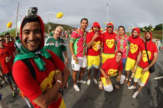Torcedores mexicanos fantasiados de 'Chapolin', na Copa do Mundo de 2014.