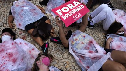 Manifestantes representando os mortos pela covid-19 pedem a saída de Bolsonaro do lado de fora do Palácio do Planalto, em Brasília.