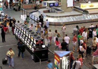 Máquinas caça-níqueis no aeroporto de Las Vegas (EUA).