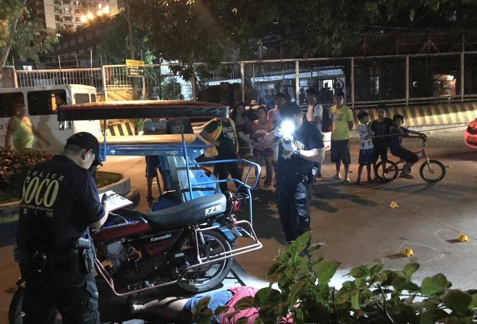 A polícia forense fotografa a cena do assassinato de Jade Manuel Cazcarro em Manila.