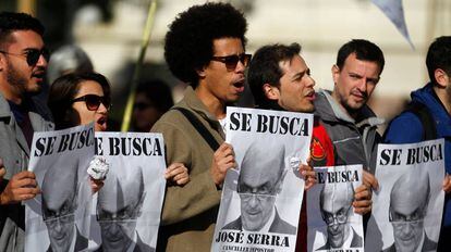 Manifestantes protestam contra Serra em Buenos Aires.