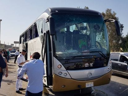 Ônibus turístico alcançado neste domingo por uma explosão cerca das pirâmides de Giza.