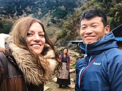 Xiana Siccardi com Lakpa Nuru Sherpa e a mãe dele, Lakpa Futi, no terreno da casa em que nasceram, em Khari Khola, no Himalaia nepalês.