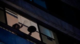 Manifestante bate panela contra Bolsonaro na noite de quarta-feira.