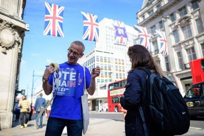 Os ativistas pela permanência do Reino Unido distribuem adesivos em Oxford Circus, Londres.
