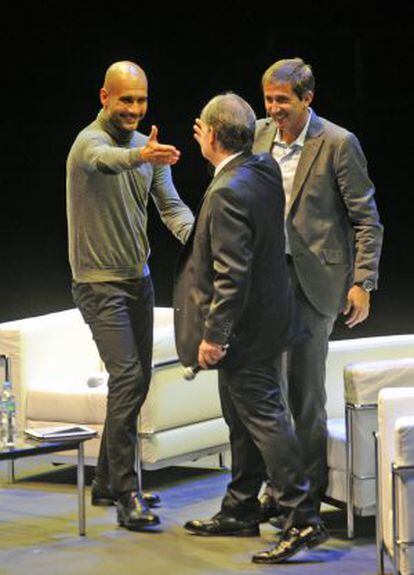 Guardiola cumprimenta Tata Martino, no evento realizado em Buenos Aires.