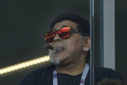 Maradona, no campo do Spartak durante Argentina x Islândia.