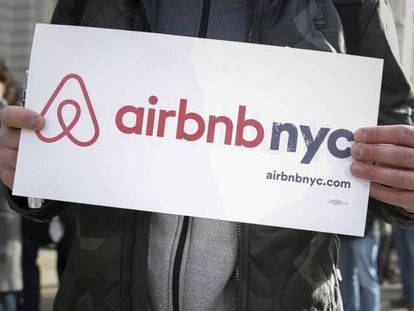 Manifestação em defesa do serviço Airbnb, em Nova York.