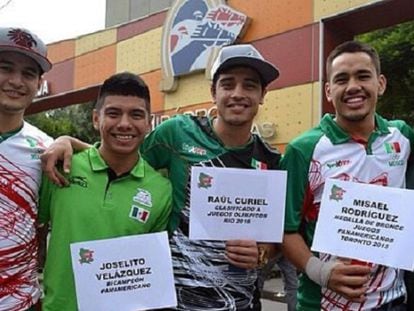 Misael Rodríguez (quarto da direita para a esquerda), durante uma coleta de doações realizada pela Federação Mexicana de Boxe em setembro de 2015.
