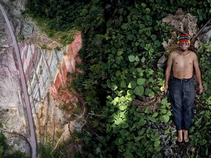 Julián Illanes é um indígena da nacionalidade Achuar do Equador que luta para evitar os impactos da nova estrada que está sendo construída dentro do território Achuar. Direita: Julián deitado em seu território. Esquerda: vista aérea da nova estrada que leva ao território Achuar. 