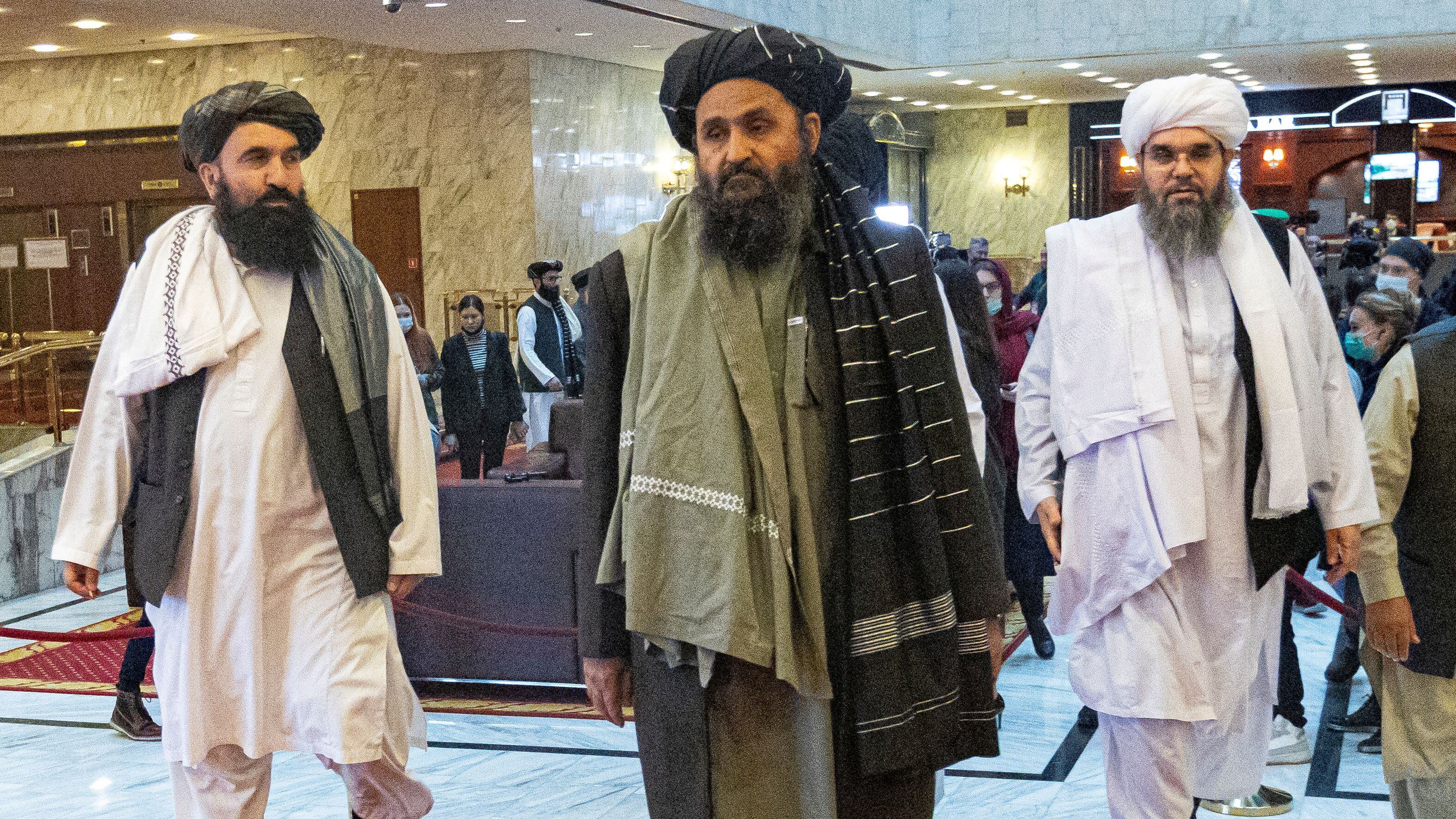 Abdul Ghani Baradar, vice-líder e negociador do Talibã, e dois outros membros da delegação participam da conferência de paz afegã em Moscou, Rússia, em 18 de março de 2021.