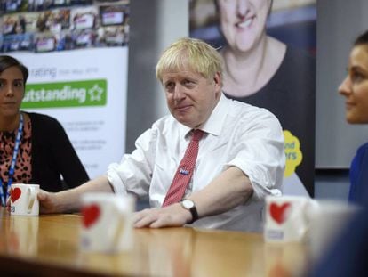 O primeiro-ministro britânico, Boris Johnson, de visita a um hospital em Watford, o 7 de outubro.