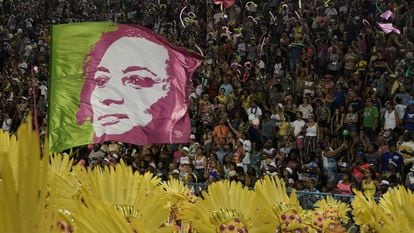 Bandeira com o rosto de Marielle Franco no desfile da Mangueira.