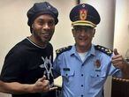 Ronaldinho posa para foto com policial no Paraguai.
