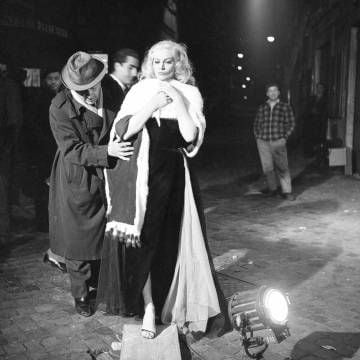 Federico Fellini com Anita Ekberg durante as filmagens de ‘A Doce Vida’, em 1959.
