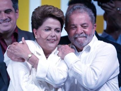 Lula abra&ccedil;a Dilma em seu discurso da vit&oacute;ria. 