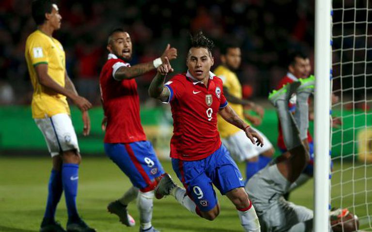 Vargas celebra o primeiro gol do Chile.