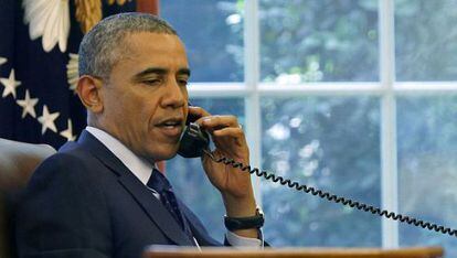 Obama fala pelo telefone no Salão Oval.