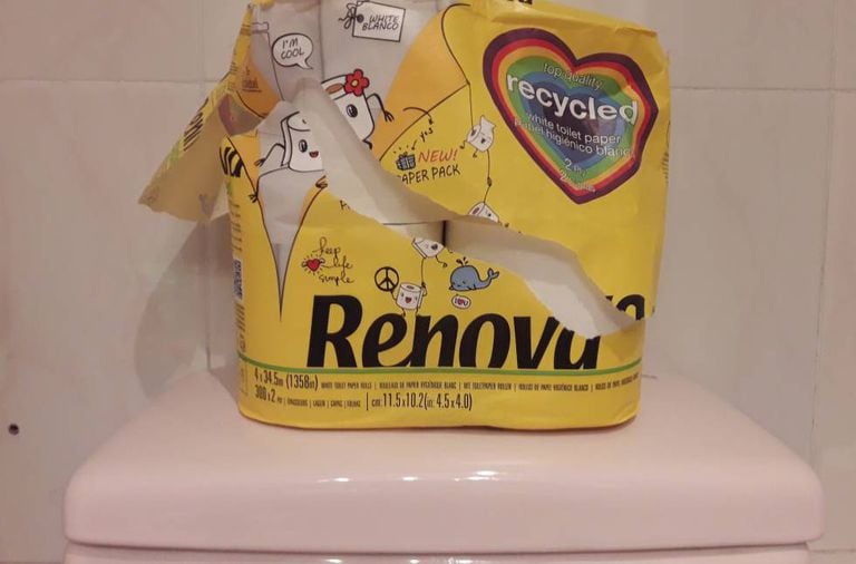 Quando o pacote de rollos envolvido em papel chegou finalmente a casa, se abriu com urgência.