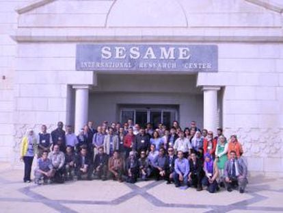 Reunião em 2012 de cientistas das partes envolvidas no Projeto Sésamo: Irã, Israel, Chipre, Bahrein, Egito, Jordânia, Paquistão, Turquia e Autoridade Palestina
