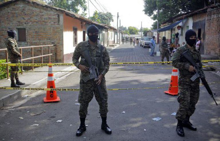 Soldados salvadorenhos no local de um crime.