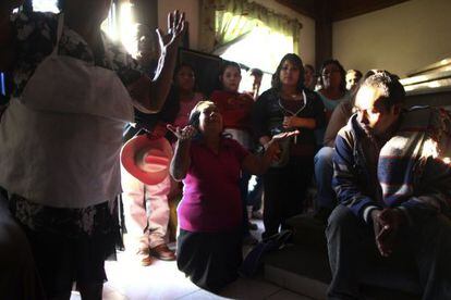 Familiares de Edgar Tamayo rezam em Miacatlán, Morelos