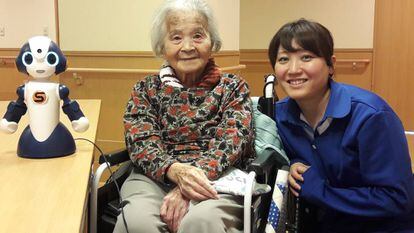 Fumiko Nakajima com uma cuidadora e o robô Sota no lar de idosos Zenkoukai, em Tóquio.