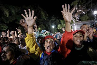Chavistas participam de celebração em Caracas, após as eleições de domingo (30).