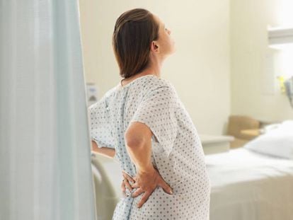 Uma mulher grávida, na habitação de um hospital.