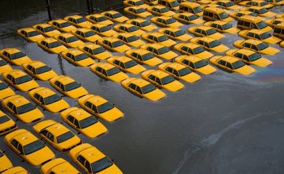 Estacionamento de táxi em Hoboken, Nova Jersey, inundado após a passagem do furacão Sandy, em 2012.