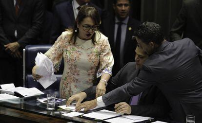 Senadora Kátia Abreu tira da Mesa a pasta com o roteiro de condução da sessão do senador Davi Alcolumbre.