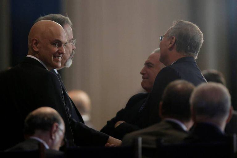 Alexandre de Moraes sorri em encontro com Temer e parlamentares no Palácio da Alvorada.