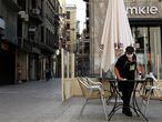 A waitress wearing a protective mask cleans a table, after a judge barred Catalan authorities from enforcing a stricter lockdown to residents in the city of Lleida, to control the coronavirus disease (COVID-19) outbreak, in Lleida, Spain, July 13, 2020. REUTERS/Nacho Doce