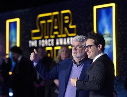 Os diretores George Lucas e J.J. Abrahms (à direita).
