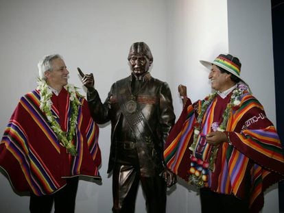 Evo Morales, à direita, e o vice-presidente García Linera junto a uma estátua do presidente.