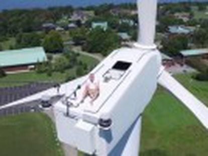 Drone capta por acaso um homem no topo de uma turbina a 60 metros de altura em Rhode Island, no Estado da Nova Inglaterra.