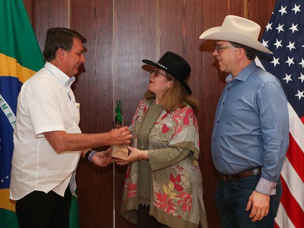 O presidente Jair Bolsonaro com a embaixatriz Janetta Chapman e o embaixador dos EUA no Brasil, Todd Chapman, no dia 4 de julho, na embaixada norte-americana em Brasília