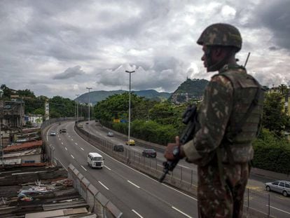 Soldado do exército patrulha a Linha Amarela, no Rio de Janeiro, em fevereiro deste ano.